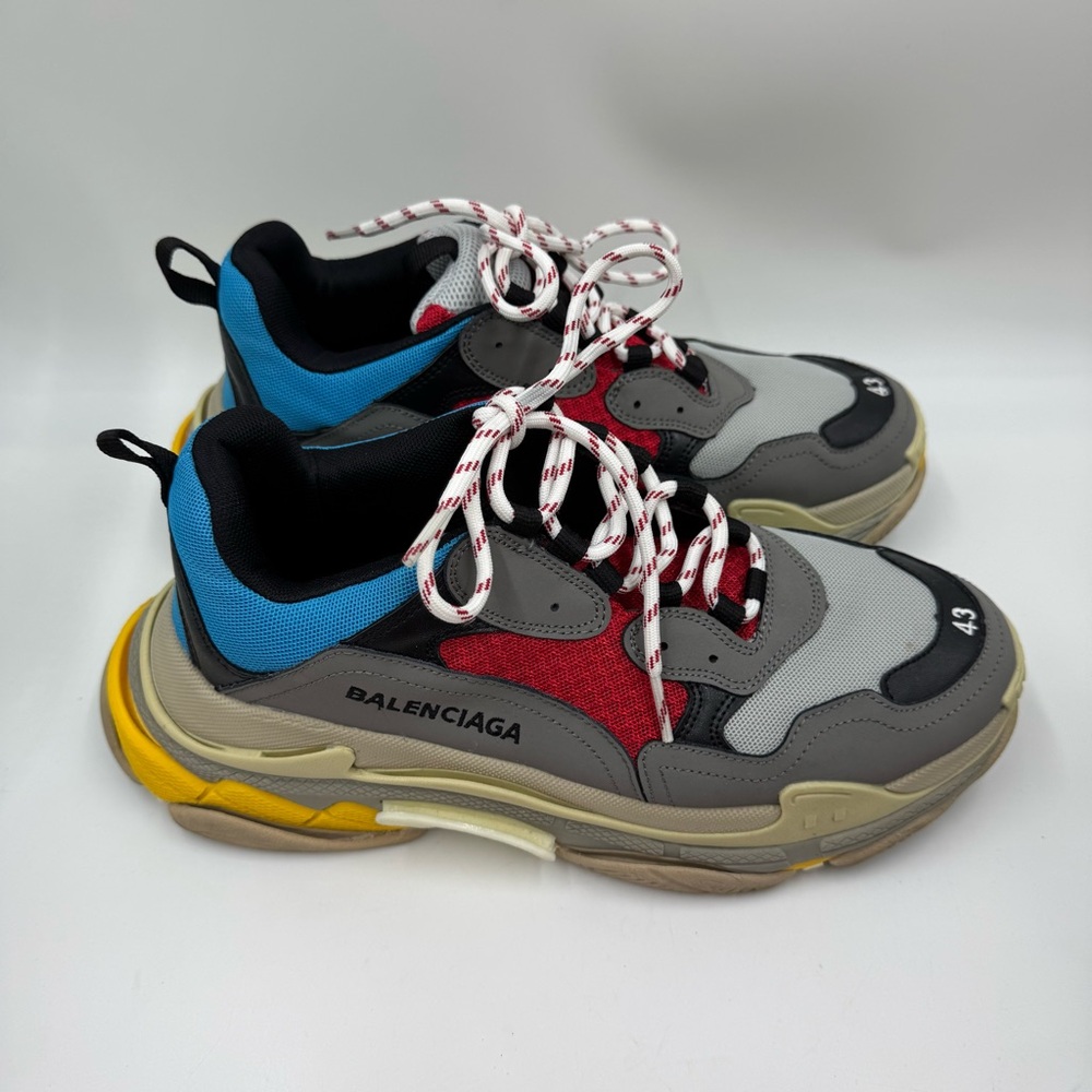 Source Unknown Black and Blue Sneakers with Red Highlights